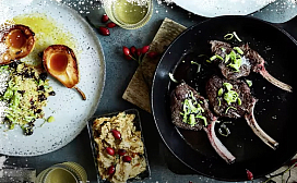 Медальоны из оленины с клюквенным соусом и фисташковым кускусом