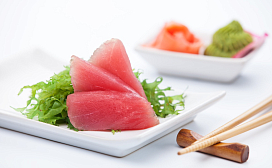 Тунец с салатом вакаме и мисо