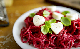 Паста со свекольным песто и моцареллой