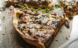 Пирог с грибами и козьим сыром