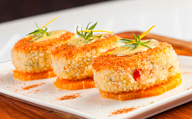 Крабкейки под нежным муссом из пармезана